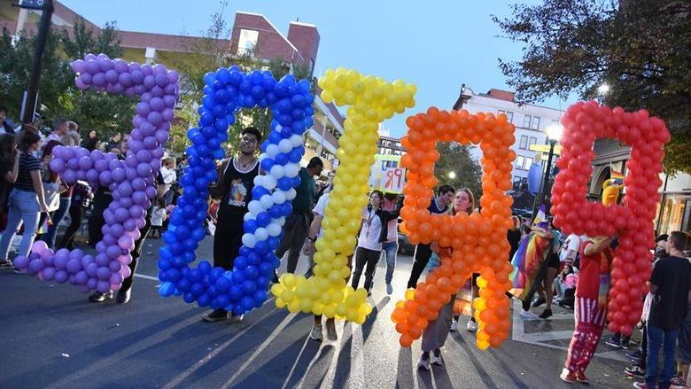 Five students hold balloons spelling PRIDE in the 2019 阿尔图纳 Pride Parade